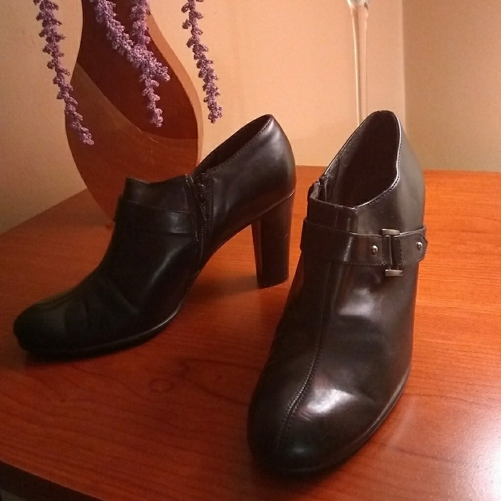 Bundle 2 items for $30"A2 Aerosoles"Ankle Boots!